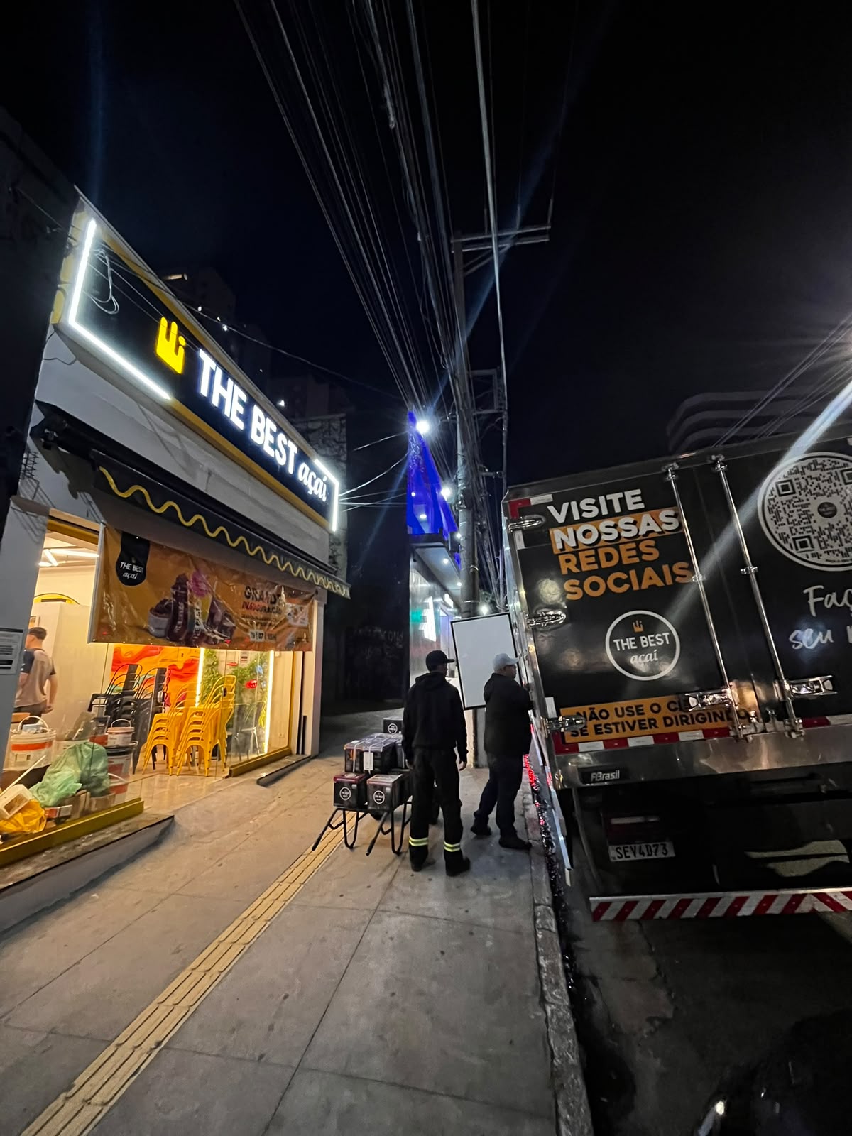 Caminhão da The Best Açaí em uma entrega noturna na loja de Pinheiros