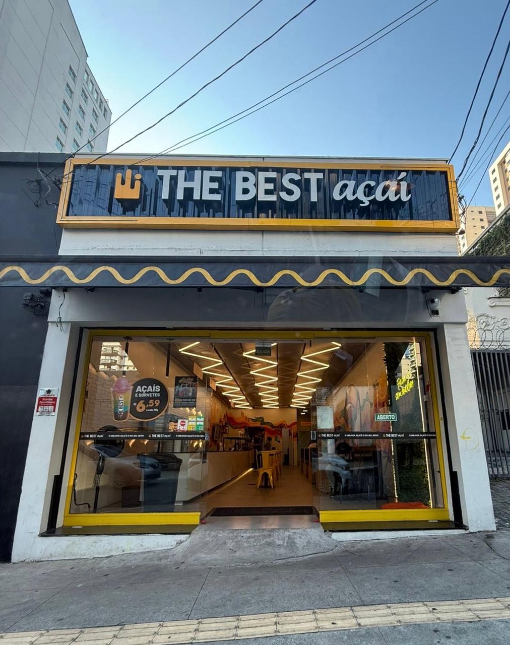 Fachada preta e amarela da nossa loja The Best Açaí, na Rua Teodoro Sampaio, em Pinheiros